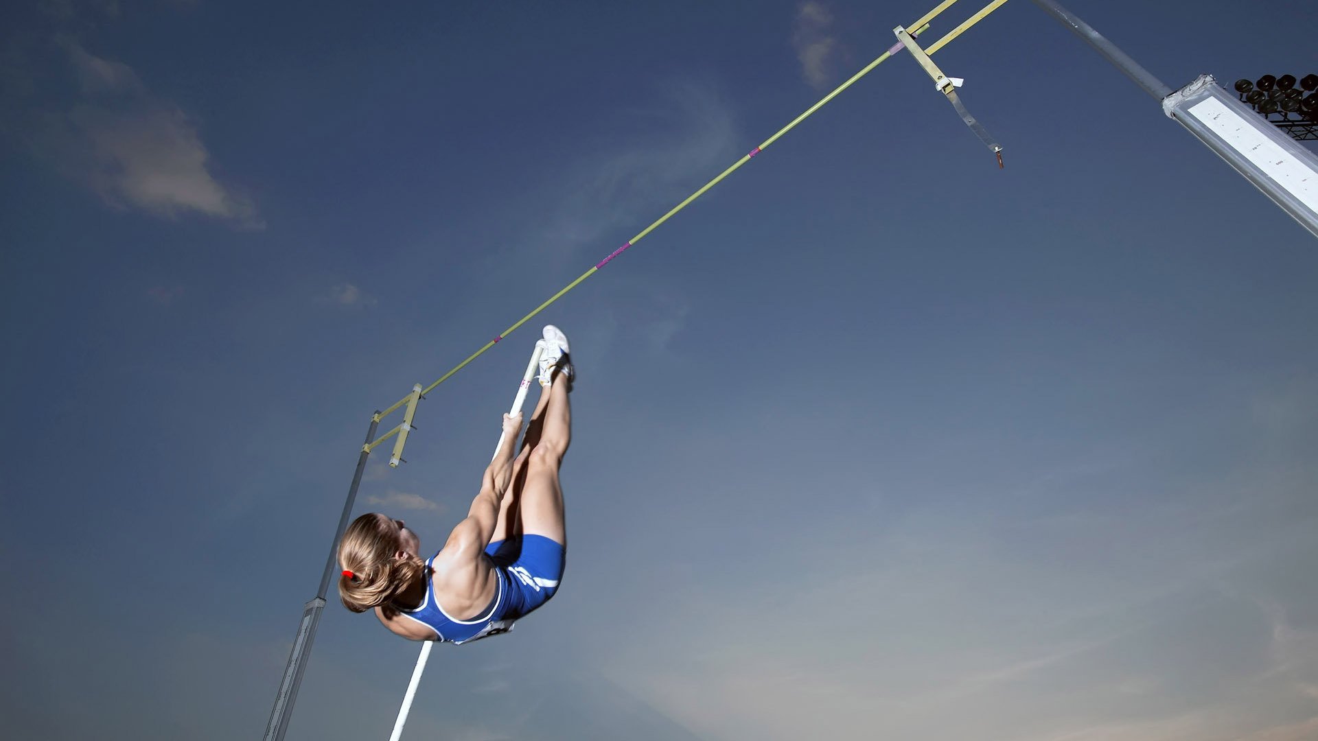 60岁大爷每天打篮球三小时，网友：我连大爷都不如，90岁老人打篮球